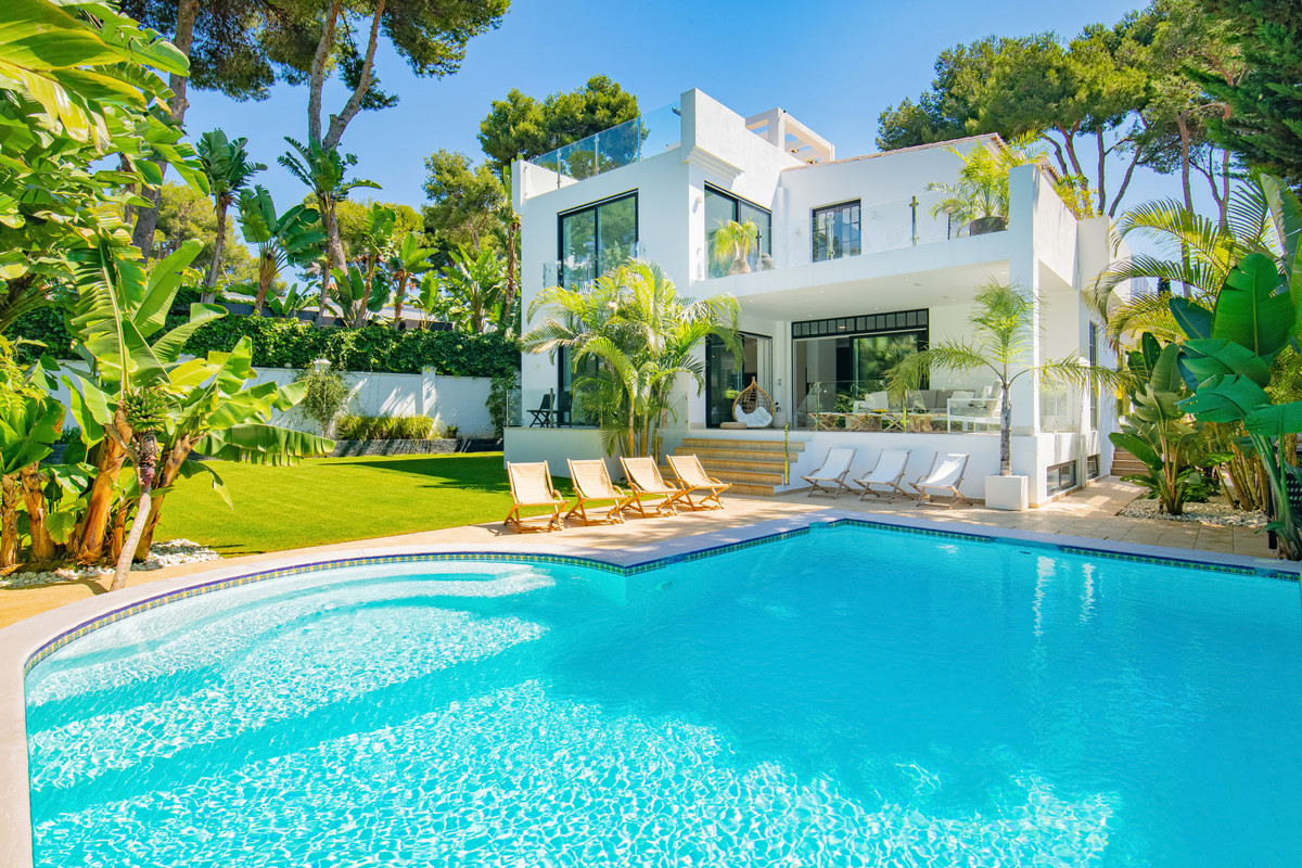 Villa for sale in Los Monteros, Costa del Sol