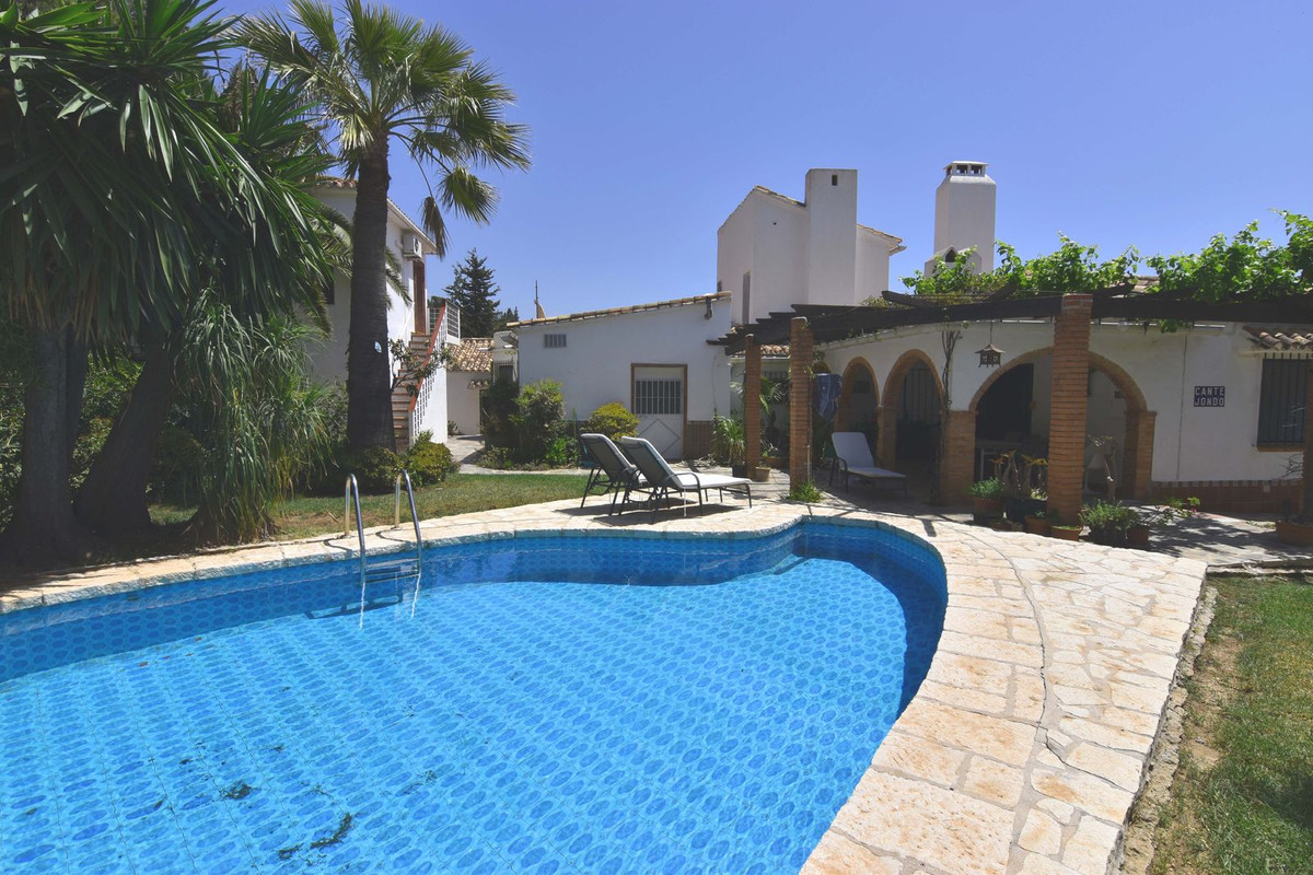 Large villa for sale in Rancho de la Luz with a plot of 8,200 m2. With 587 m2 built Divided into 4 b, Spain