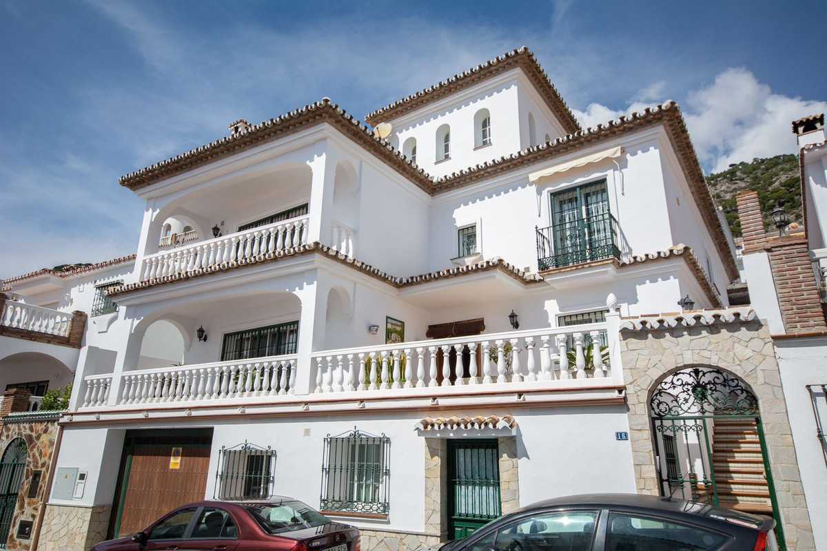 Fantastic townhouse in mijas

Very spacious with lots of space. It has 3 floors with 5 bedrooms and , Spain