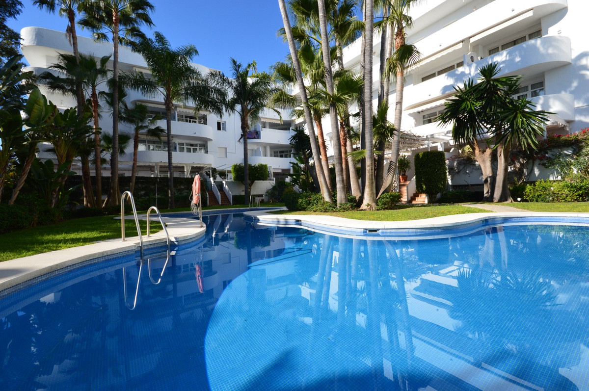 Middle Floor Apartment for sale in Marbella R4031437