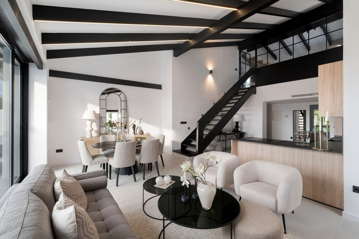 Welcome to this unique New York style penthouse in la quinta.
This penthouse is distributed over two, Spain