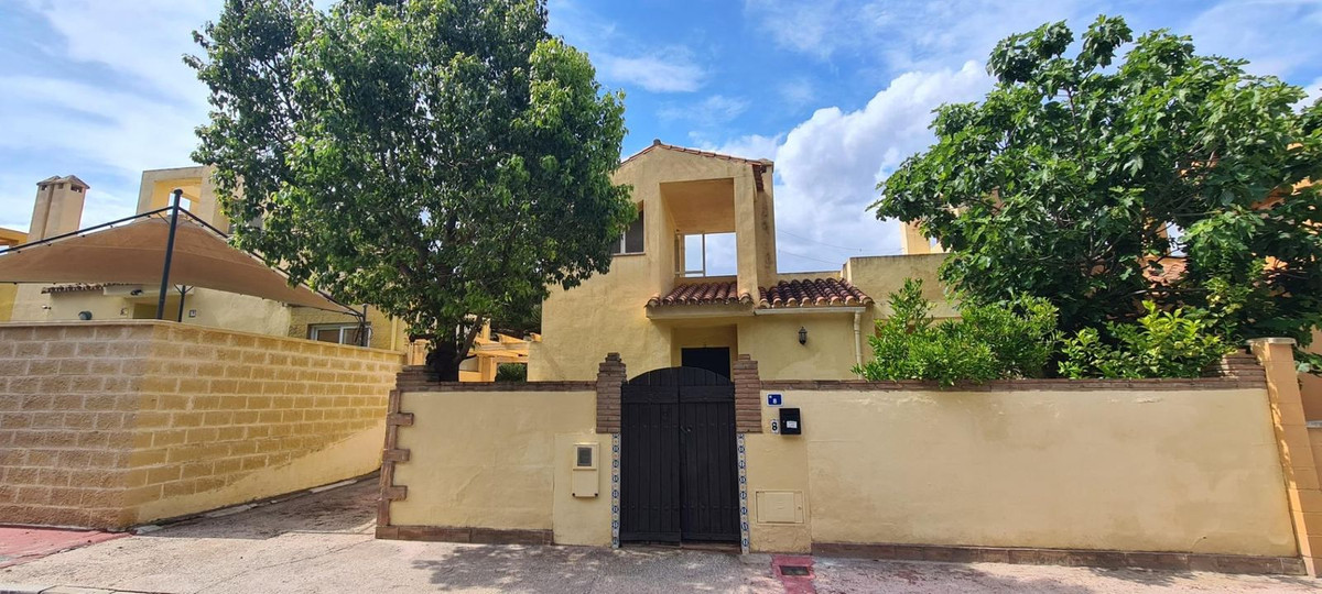 						Villa  Semi Detached
													for sale 
																			 in Sierrezuela
					