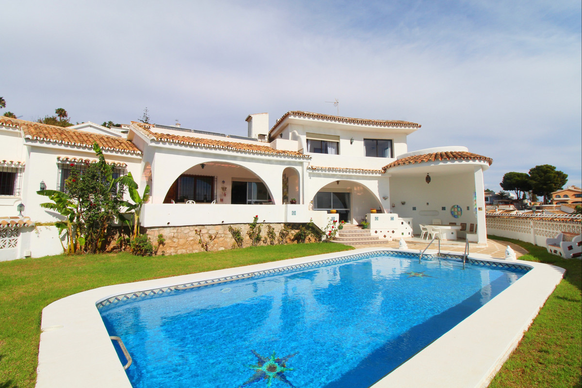 Detached villa with two floors, the upper one with independent access, 4 bedrooms, 3 bathrooms, kitc, Spain