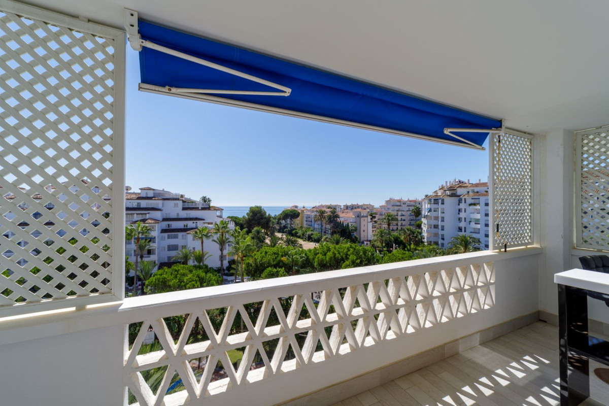 Stunning Modern style three-bedroom apartment 
Set in the infamous Playas Del Duque next to Puerto B, Spain