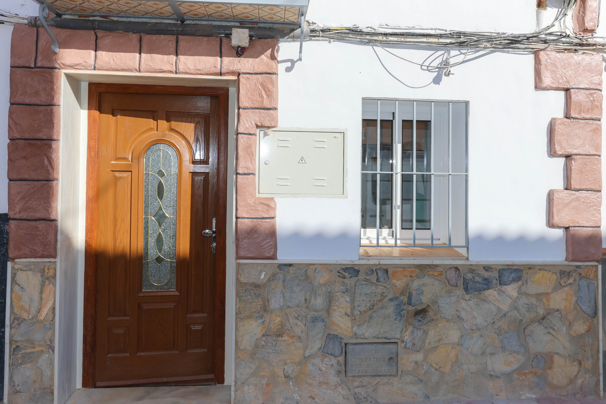 Recently reformed Town House

.   Brand New Fixtures and fittings
.   Roof solarium with kitchen
.  , Spain