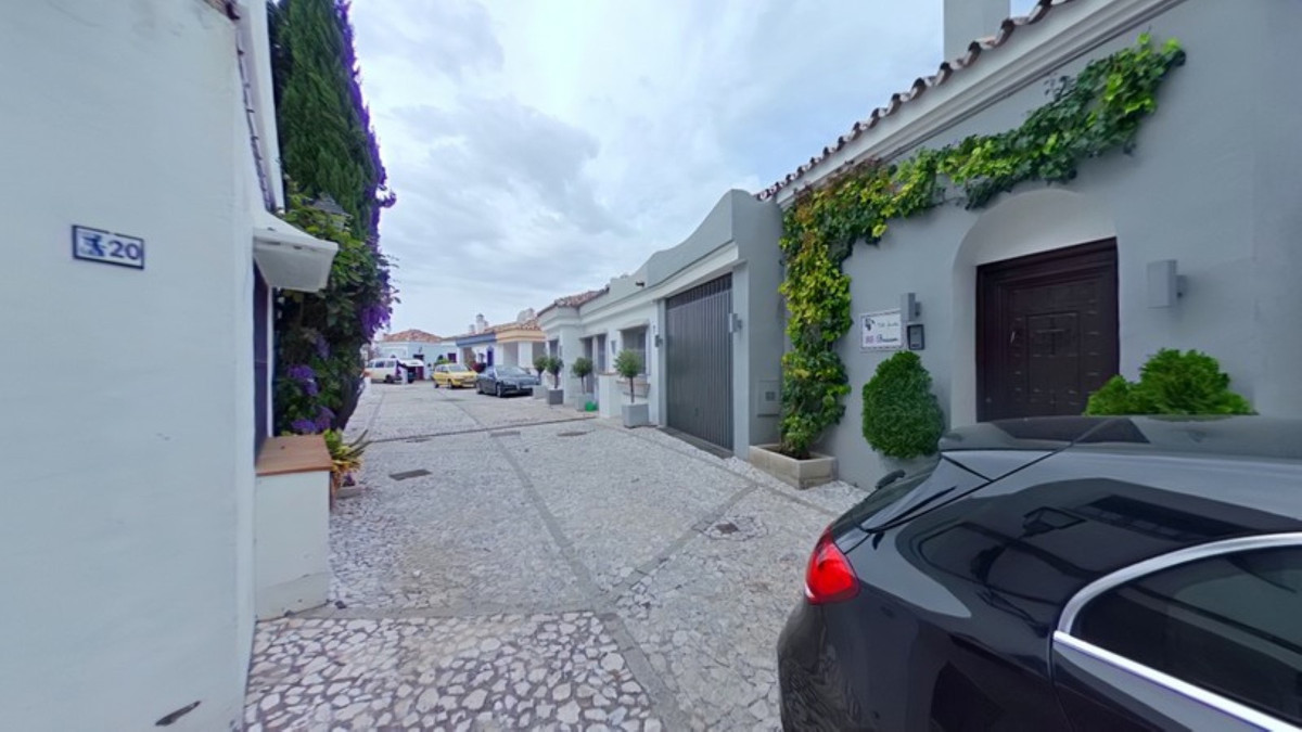 Bank repossession semi-detached house with terrace for sale in an urbanization with private security, Spain