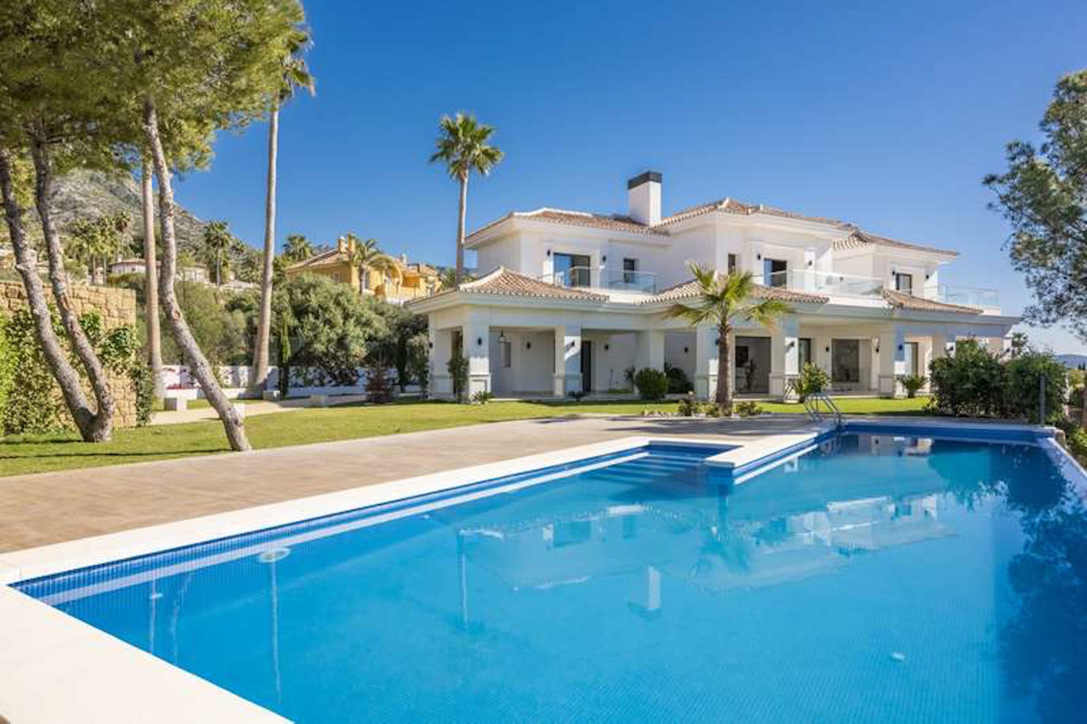 5 bedroom Villa For Sale in Sierra Blanca, Málaga