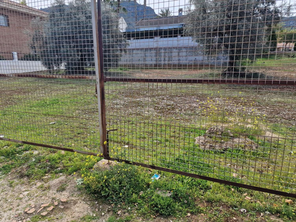 For sale 500m2 plot with very high buildable area, in the best urbanization of Alhaurín de la Torre with schools, high schools, supermarkets, paddl...
