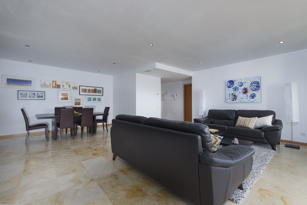 3 Bedroom Middle Floor Apartment For Sale Altos de los Monteros