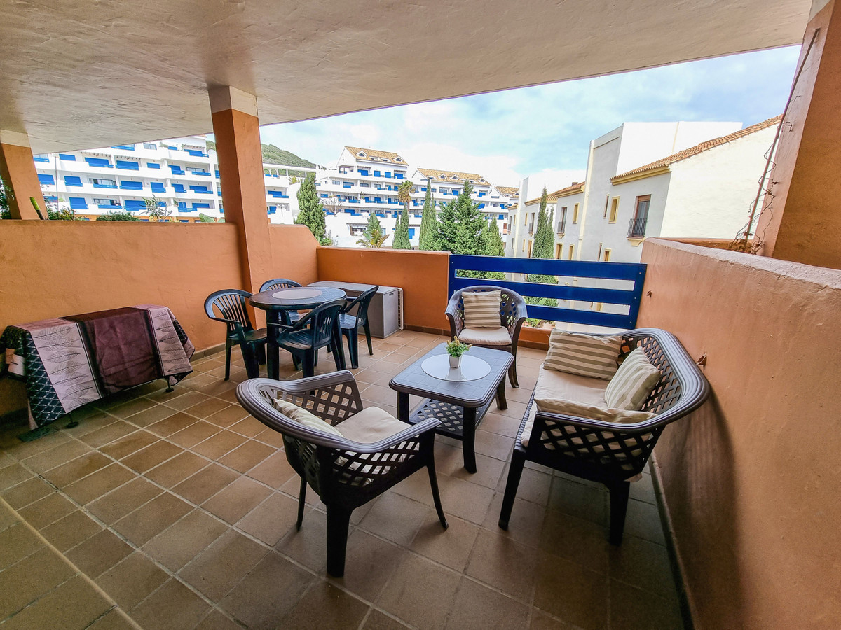 Beautiful 1-bed apartment with private terrace near shops.