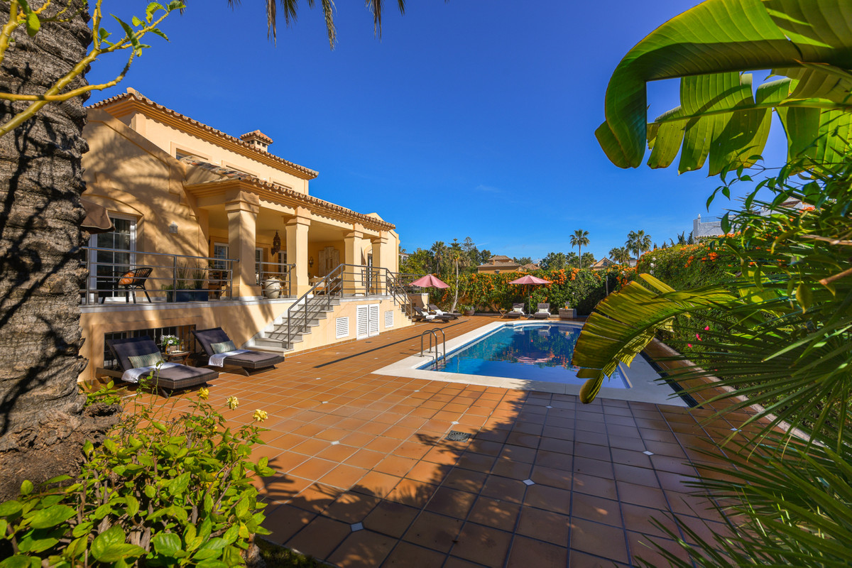 Recently reduced from 2.150,000€ to 1.750.000€

We would like to welcome you to your new elegant And, Spain