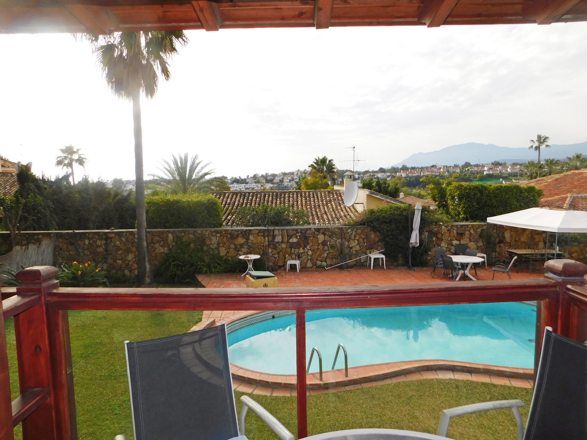 This single level villa is a great investment in Guadalmina Alta, Marbella.The villa is set on a elevated plot with fantastic panoramic views towar...