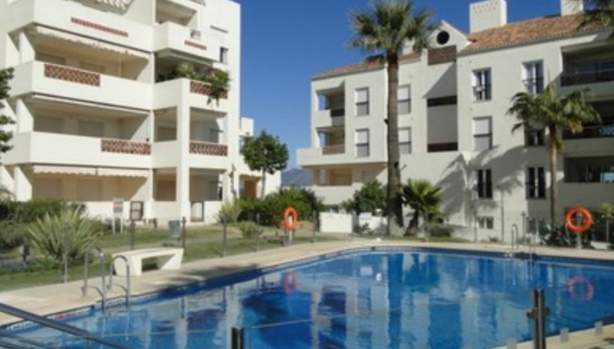 Luxurious apartment situated in a very desirable community overlooking the Miraflores Golf Course.

, Spain