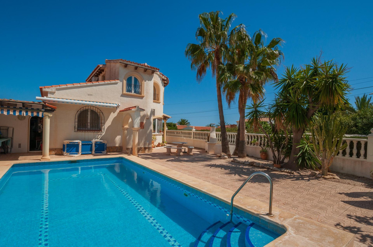 The villa has a living / dining room with an open equipped kitchen, 2 bedrooms, 1 of which is curren, Spain