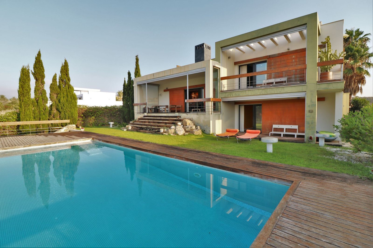 Exceptional Contemporary Villa on the first line of Golf with a perfect south orientation, with exce, Spain