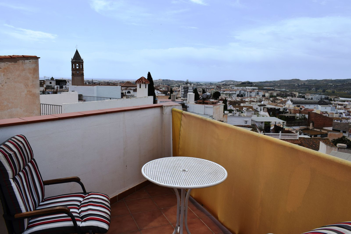 This 3 bedrom townhouse is located below the fortress in Velez Malaga.

It has 3 stories, a basement, Spain