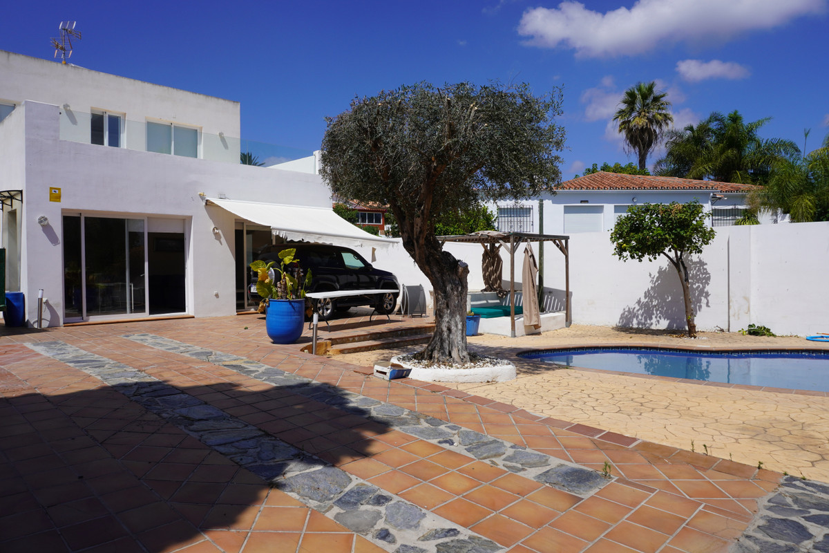 Detached villa of 468m² plot and 200m² of living accommodation.

This beautiful property with 3 bedr, Spain