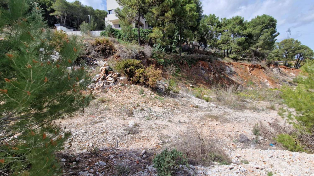 3167-V For sale urban plot of 1000m2 with buildability of 30%, it  has sanitation, water and electricity very near the plot, in the upper part of t...