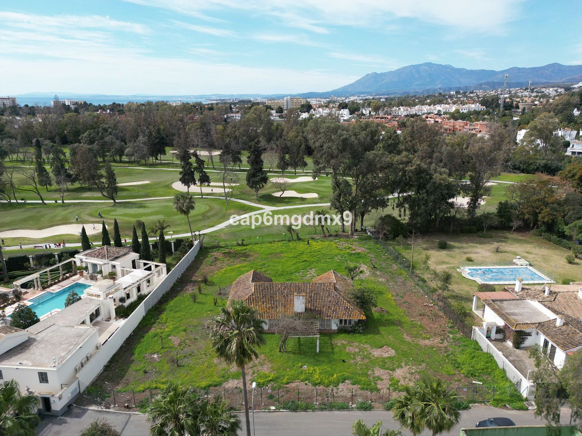 This 2,500m2 flat plot vibrates in life, it has an old house on it waiting for renovation or to be t, Spain