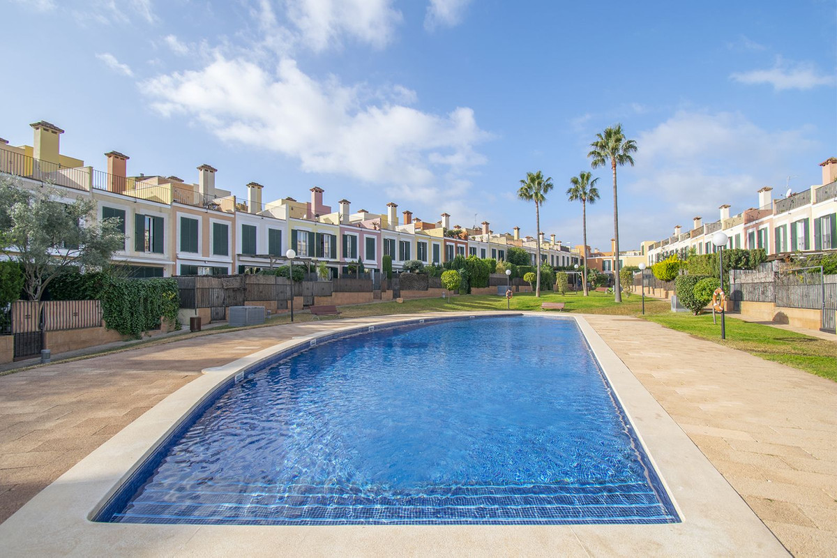 Duplex townhouse in the area of schools and golf courses with 225 m2 built, it has 3 bathrooms (one , Spain