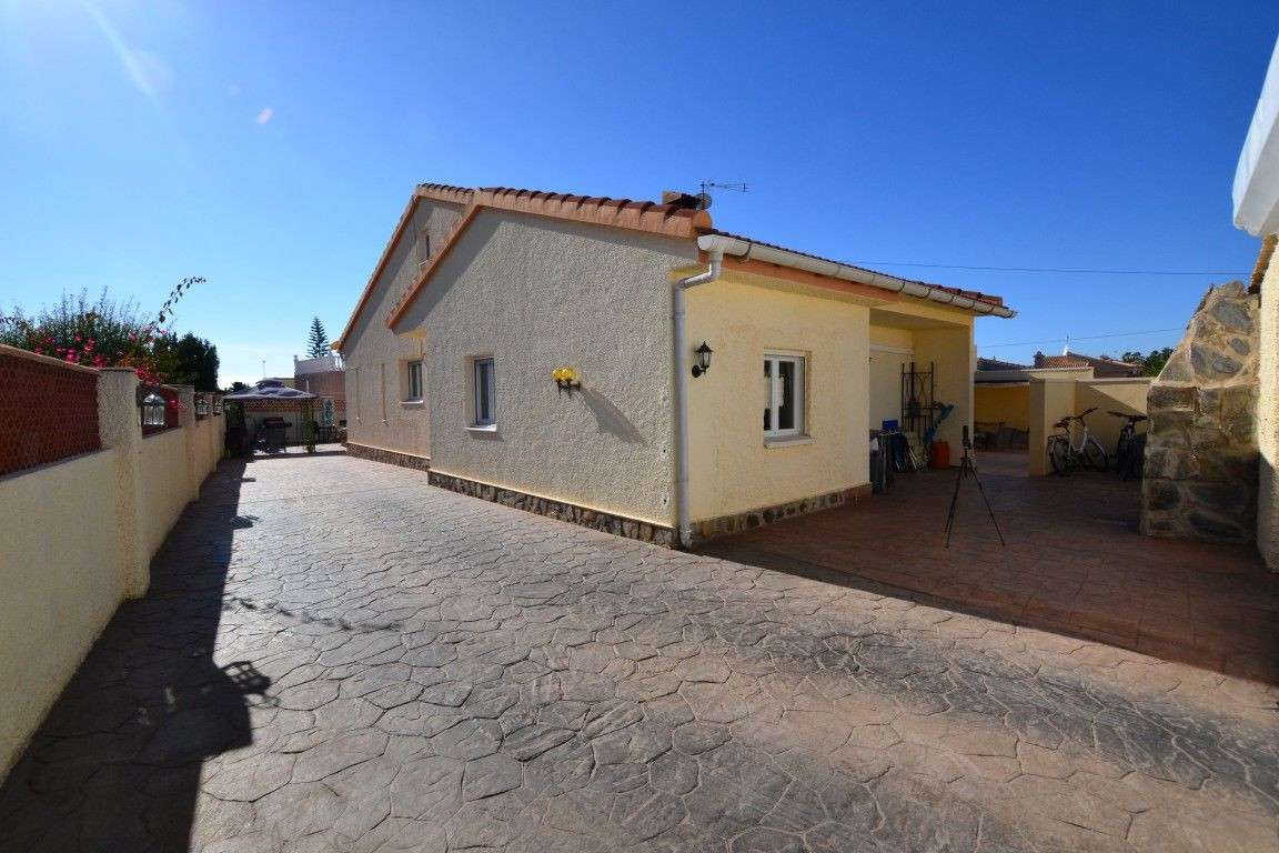 Great villa with its own apartment all in one level in the exclusive popular area of Ciudad Quesada., Spain