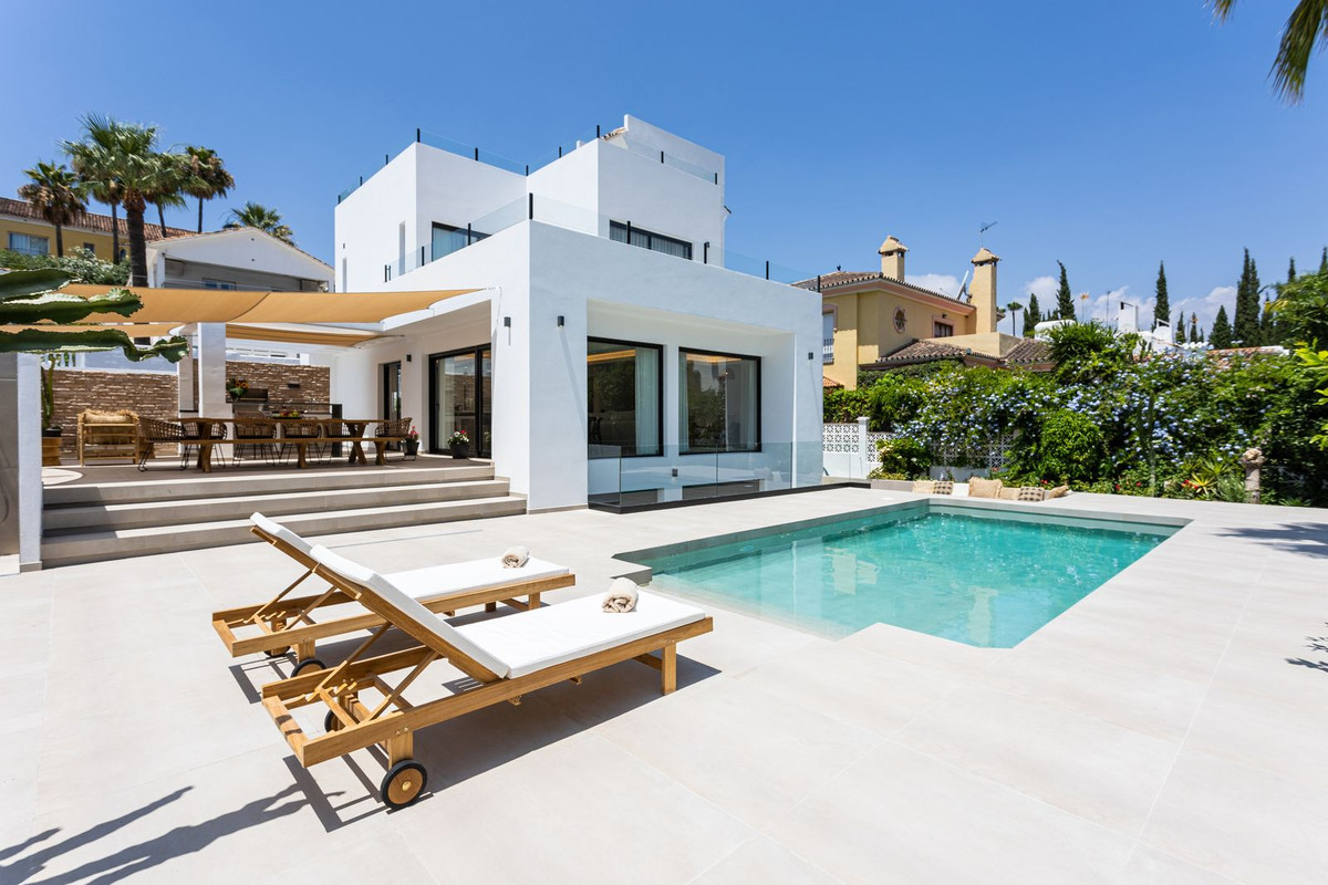 A new house in Nueva Andalucia, close to Puerto Banus.

HOUSE/Liveable: 246 m2
CONSTRUCTION: 325 m2
, Spain