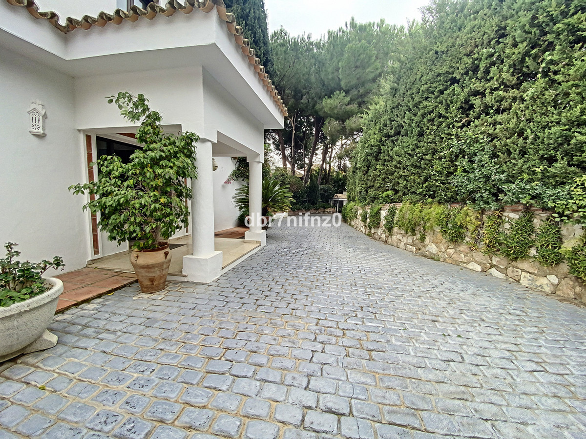 Villa Detached Marbella Málaga Costa del Sol R3989551 4