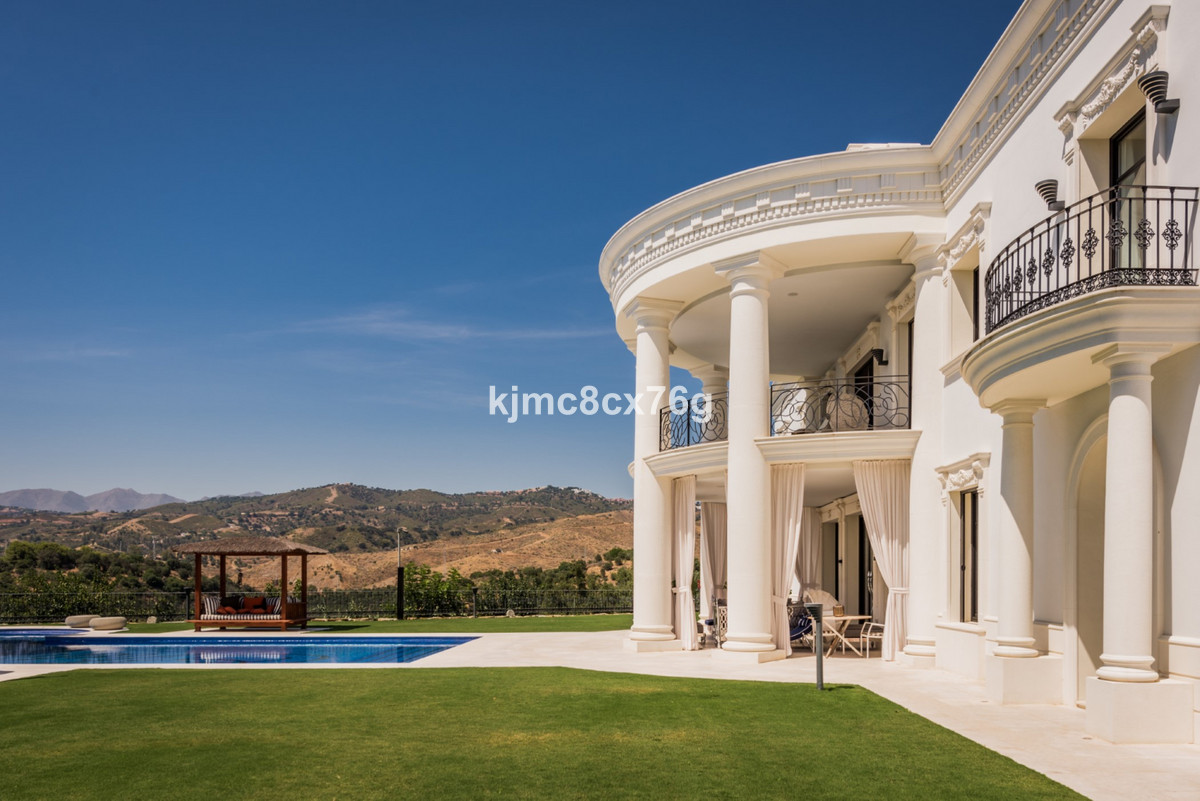 Villa te koop in Hacienda Las Chapas R3849802