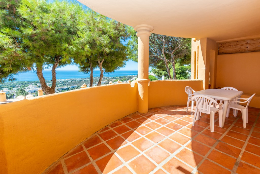 Nice and large apartment in Calahonda with sea views.

It is distributed as follows:
Entrance hall, , Spain