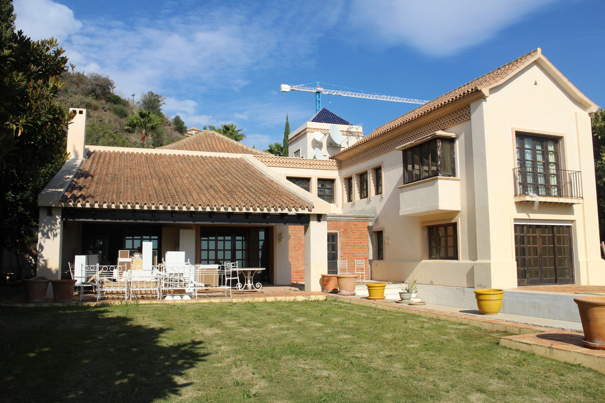 Villa to reform, traditional style with panoramic sea views, built on 2 floors on a plot of 1573m2 a, Spain