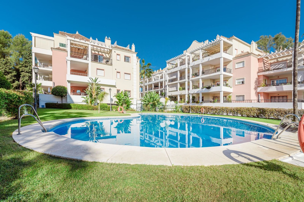 Ground Floor Apartment for sale in Nueva Andalucía R4677070