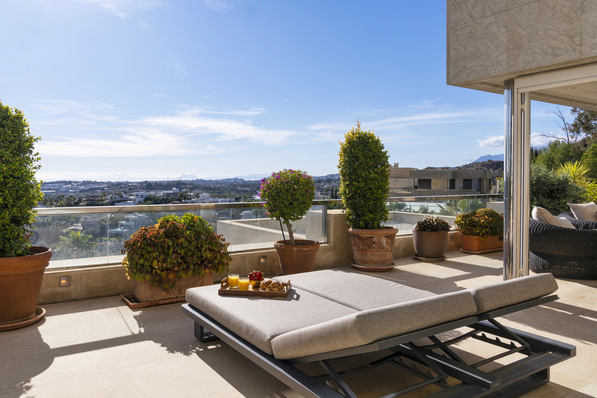 Middle Floor Apartment for sale in Nueva Andalucía R4716703