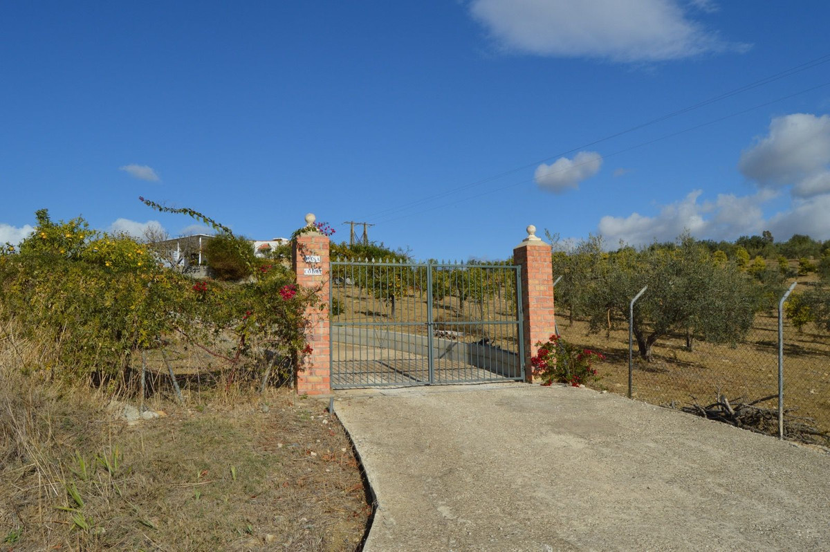 Nice house on a large plot near Alora 

This nice house is situated on a plot of over 13,000 m2 plan, Spain