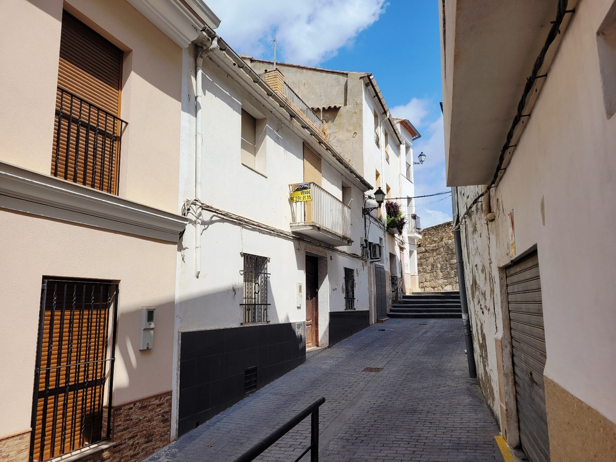 Are you looking for a business opportunity or a very large town house as a family home? Look at this, Spain