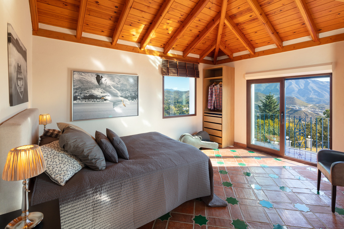 9 Bed Villa For Sale in El Madroñal, Benahavis