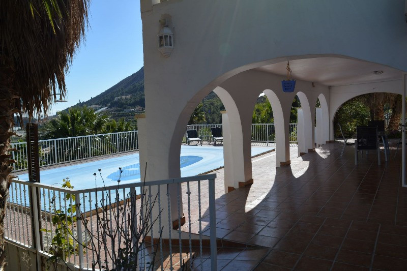 We are delighted to offer exclusively this spacious luxury 3 bedroom property with separate guest ap Spain
