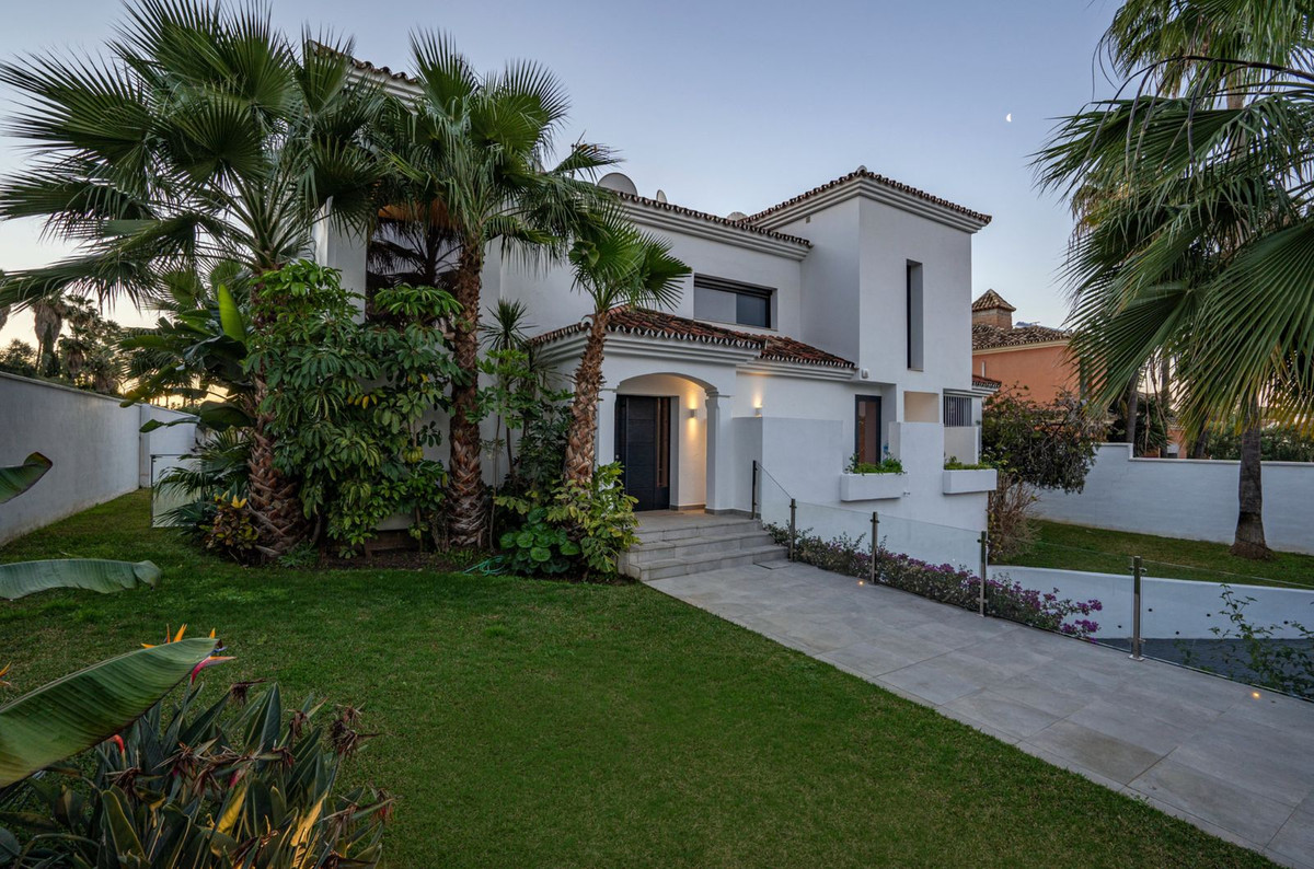 Detached Villa for sale in Nueva Andalucía R4681276