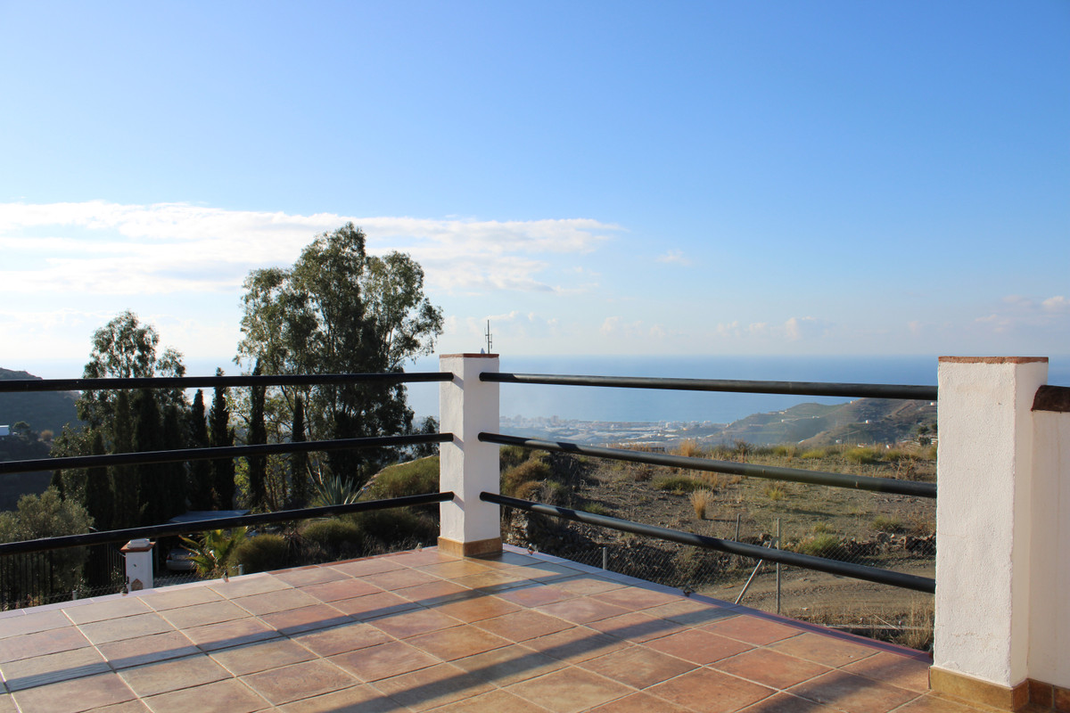 Perfectly maintained villa on two levels, with lovely sea and mountain views in Torrox.

Welcome to , Spain