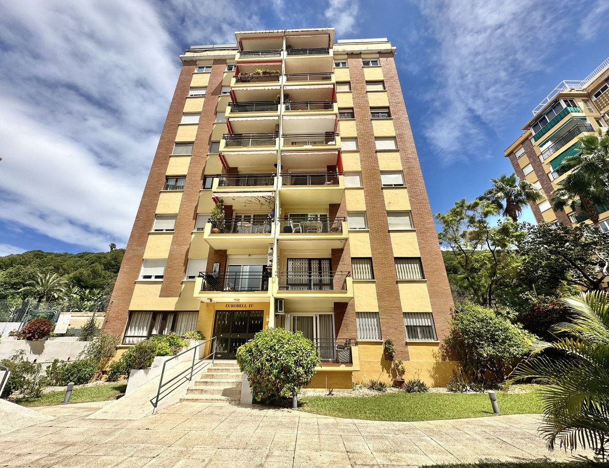 Middle Floor Apartment in Marbella R4716580