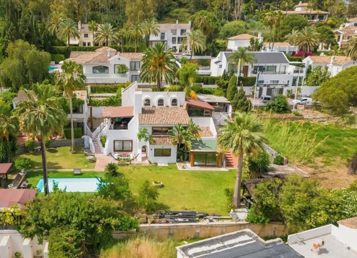 A unique property located in prime location in the heart of the Golf Valley with an ideal position b, Spain