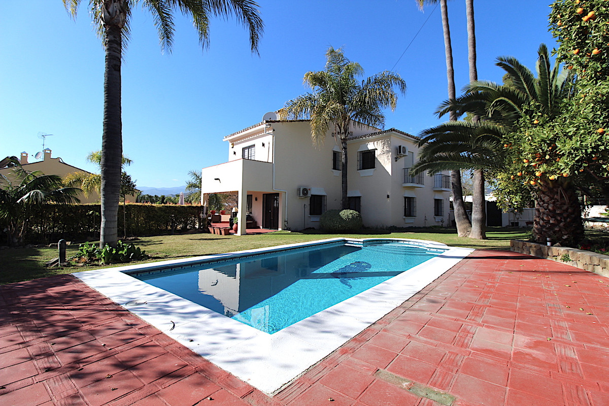 We are delighted to offer for sale this beautiful Villa located in the San Pedro Alcantara town. The, Spain