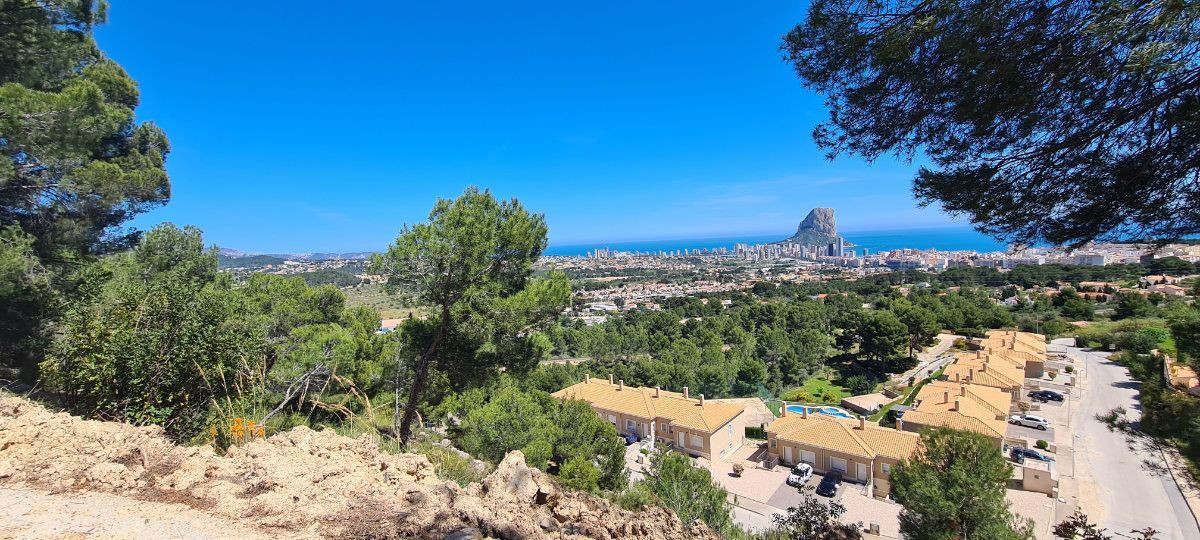 This is a plot of 2.500m2 situated in Oltamar in Calpe. It has panoramic views from the Montgo of De, Spain