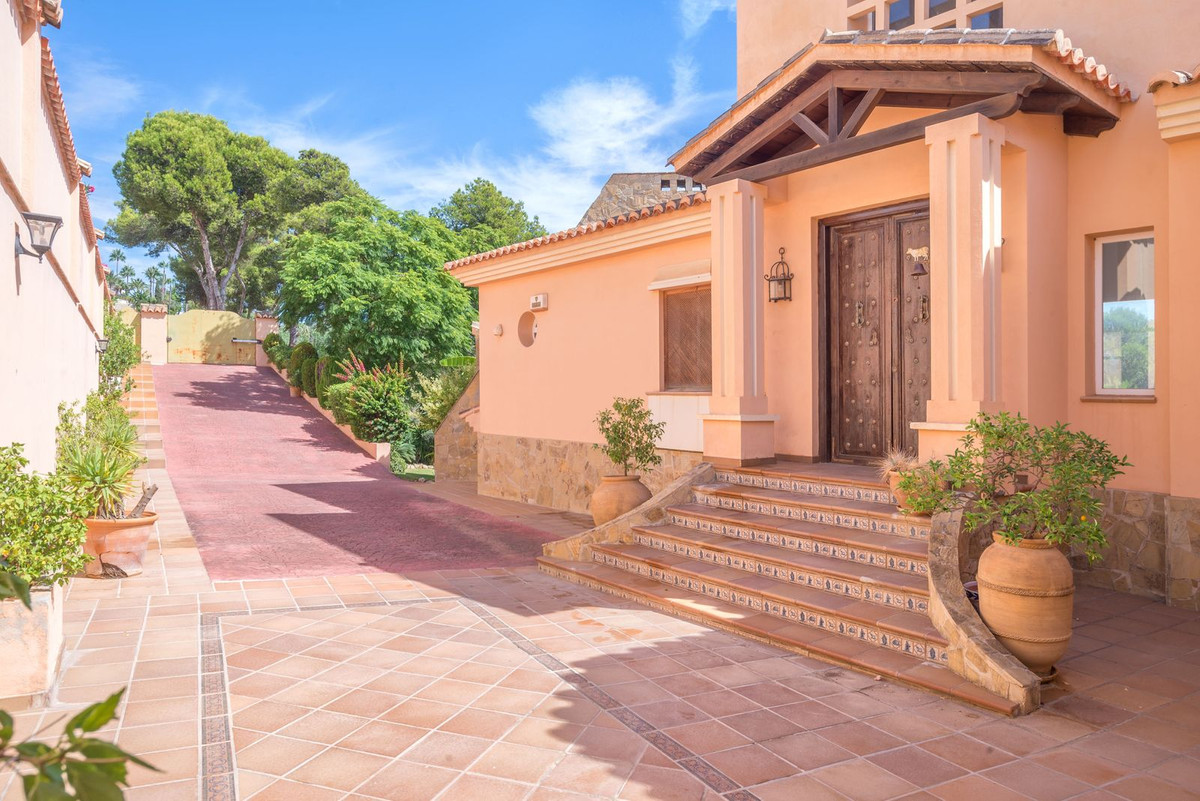 5 Bedroom Detached Villa For Sale Hacienda Las Chapas, Costa del Sol - HP4100251