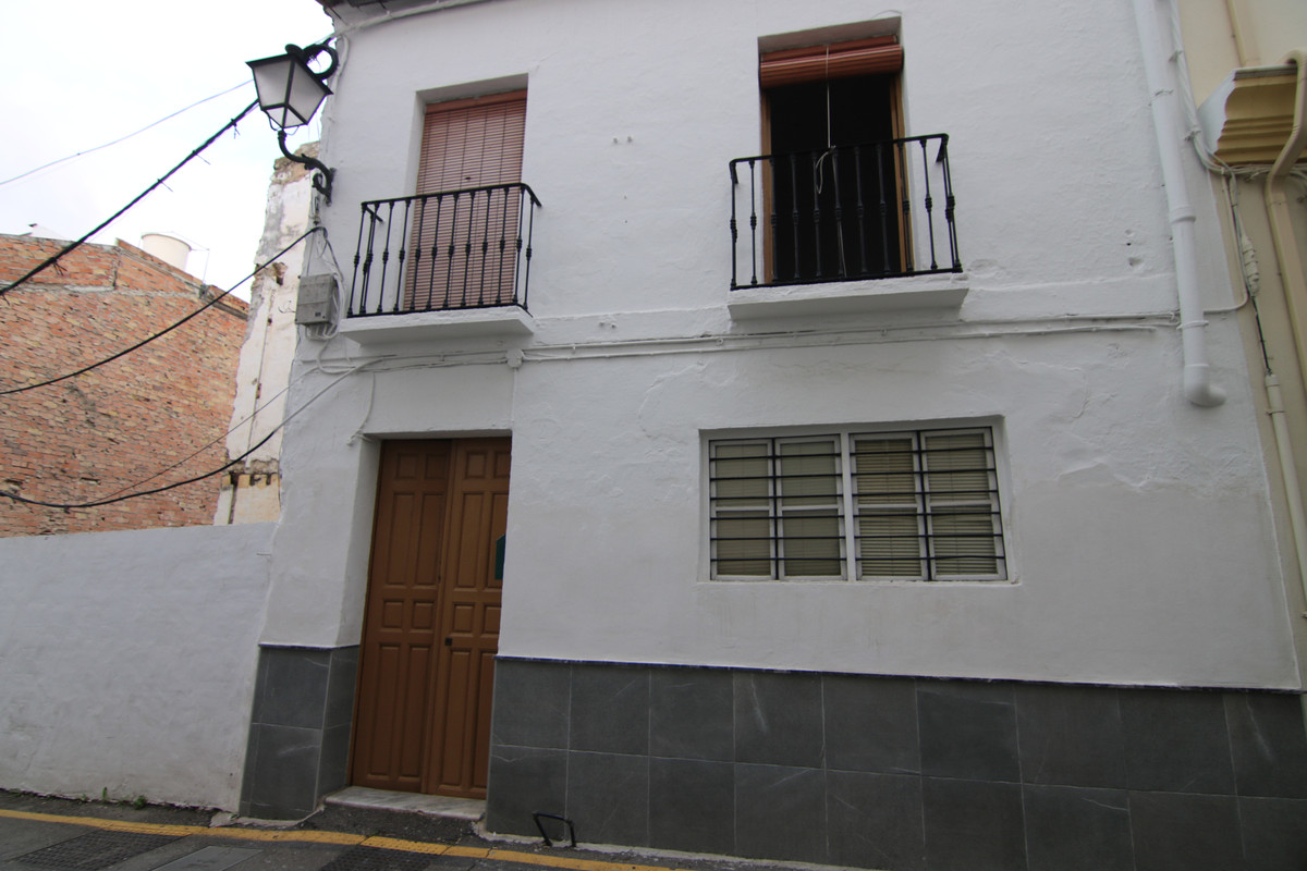 Townhouse in the center of Coin,
This spacious property is located in the heart of Coin,

On the gro, Spain