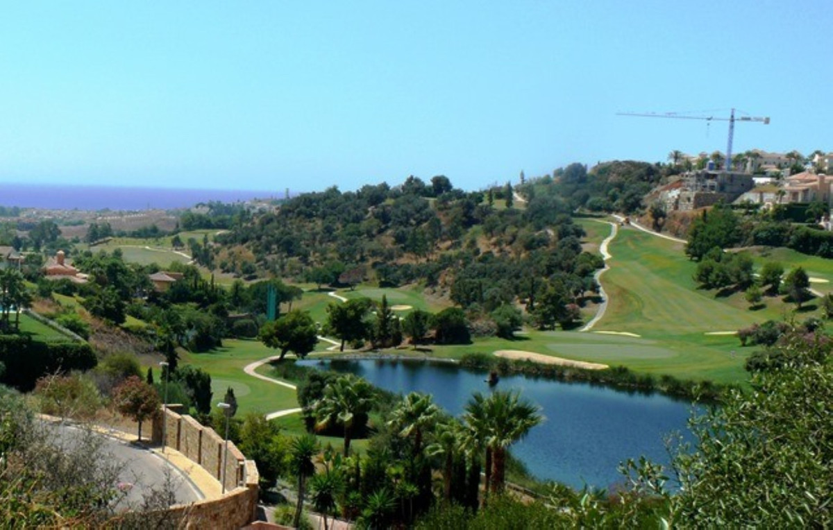 Frontline golf building plot for a villa in a very luxurious golf urbanisation of Benahavis, only 3 , Spain