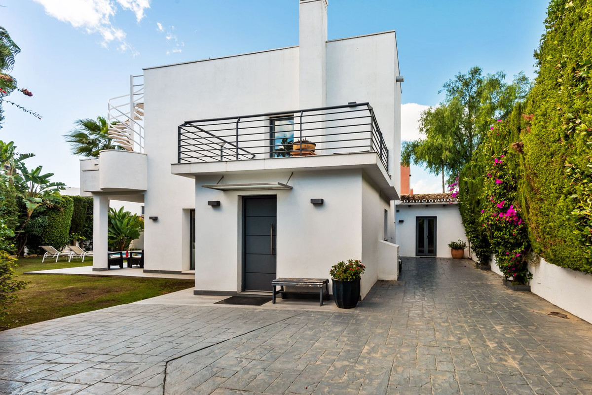 4 bedroom Villa For Sale in Atalaya, Málaga - thumb 23