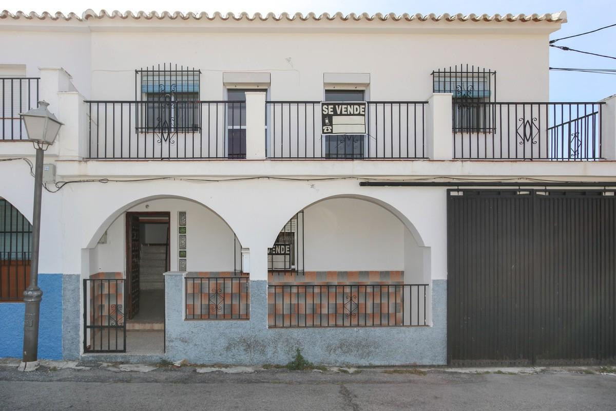 Semi Detached Townhouse 

. LARGE Property
. OUTSIDE SPACE
. VIEWS to SIERRA de las NIEVES
. SMALL P, Spain