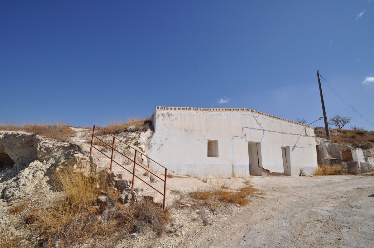 Cave house in La Zarza, very easy access to the property from the main road, plot of 4500 sq meters , Spain
