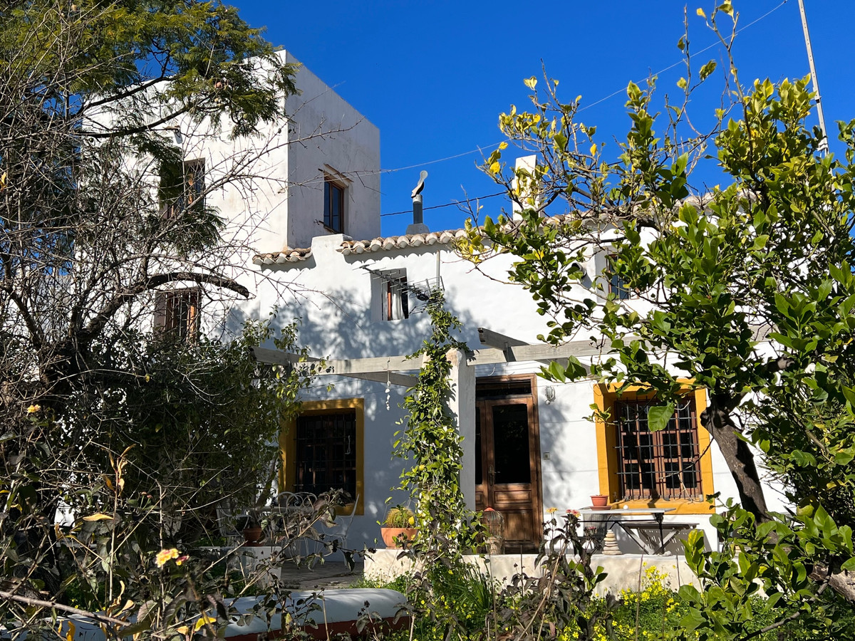 Beautiful finca in La Olla, a step away from the beach, and 1 km from the center.

Built in a tradit, Spain