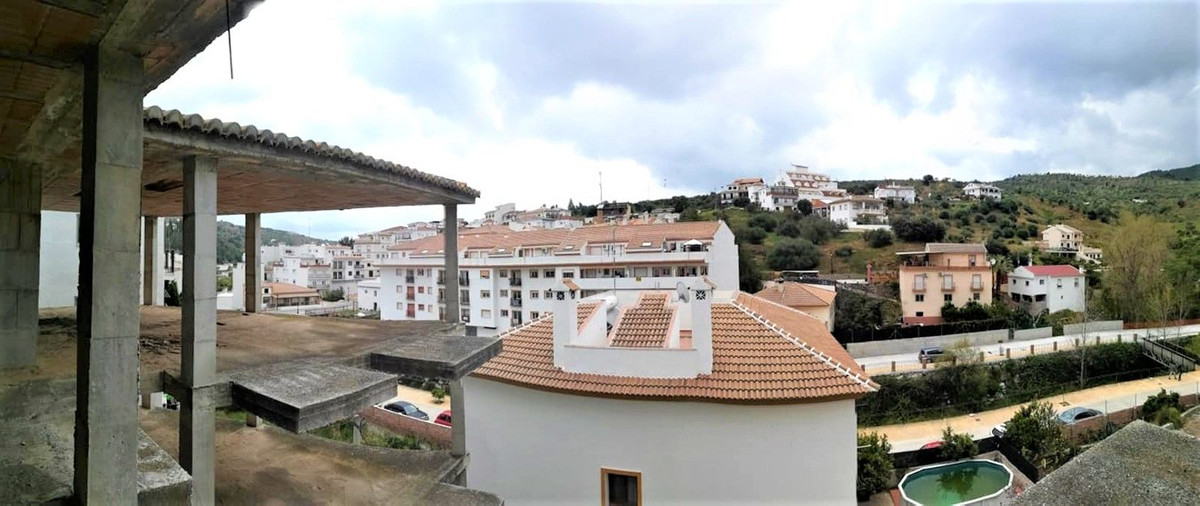 Tolox, Costa del Sol, Málaga, Espanja - Juoni - Asuin